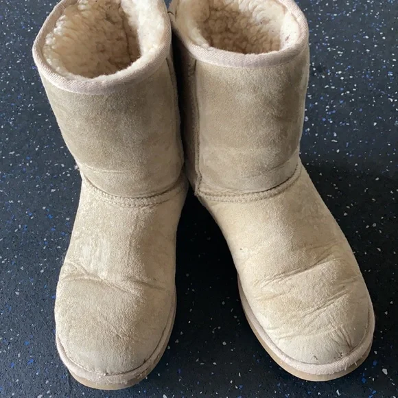 UGGS - Picture 4 of 4